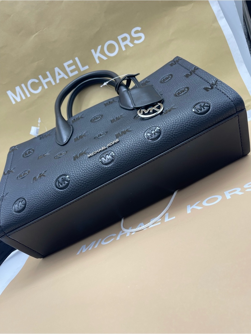 MICHAEL KORS Mirella Md Logo Debossed Satchel Shoulder Tote Crossbody
Black
NWT - Picture 15 of 16